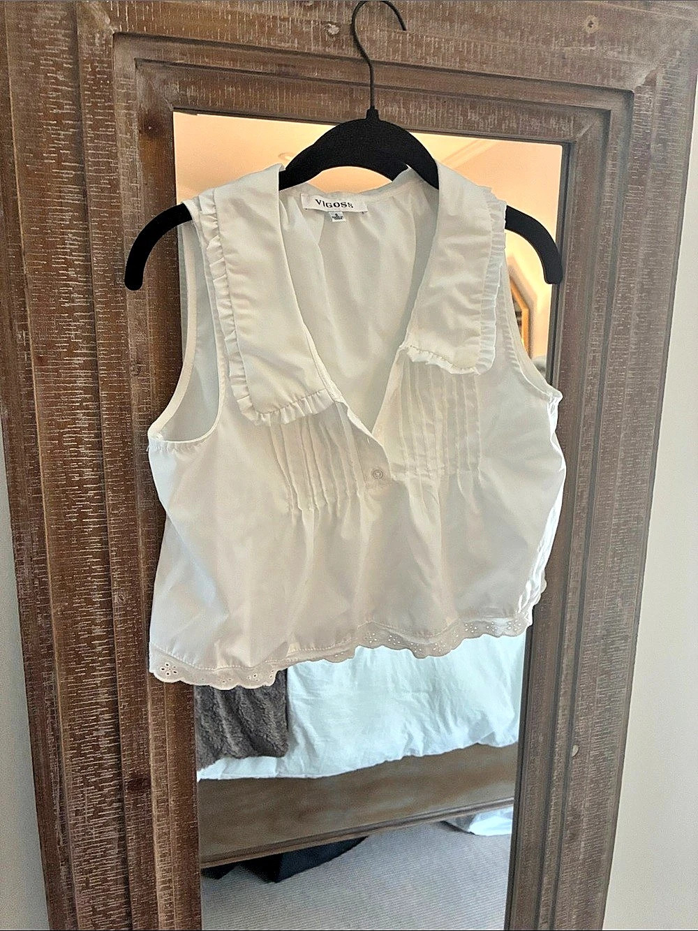 VIGOSS White Ruffle Blouse Size Small Like New